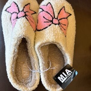 Mia slippers size medium tags on